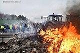02-02-2024 Hazeldonk -  Met afvalhout en autobanden houden de boeren vuren brandend om zich aan op te warmen. - Fotokrant